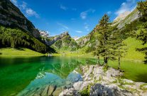 Die Aussicht über den Seealpsee Richtung Säntis wird auf den Etiketten der 33cl-Flaschen des Bieres Quöllfrisch dargestellt