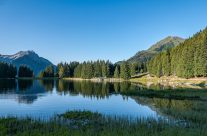 Den bekannten Urner Bergsee erreicht man direkt in sechs Minuten mit der Lutfseilbahn vom Dorf Intschi. Auch von Amsteg bringt einem eine Luftseilbahn auf die Bergterasse nach Vorderarni, von wo der See in einem halbstündigen Spaziergang zu erreichen ist.