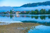 Wer durch Stein am Rhein bummelt, entdeckt prächtige Häuser aus längst vergangenen Zeiten, lokales Gewerbe und viele hübsche Cafés und Restaurants. An der Ufer-Promenade des Rheins lässt man zum Abschluss Seele und Beine baumeln.