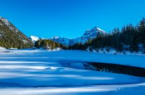 Zauberhafter Winterwanderweg rund um den malerischen Arnisee. Der Arnisee liegt hoch über dem Reusstal und gilt als Sonnenterrasse vom Urnerland.