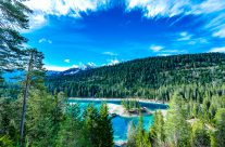 Auf Rätoromanisch «Lag la Cauma» genannt, was «See der Mittagsruhe» bedeutet, ist der Caumasee die Perle von Flims