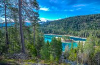 Der Caumasee liegt im Herzen des Flimserwaldes und beeindruckt vor allem mit seinem auffallend türkisgrünen und angenehm kühlen Wasser