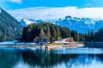 Der malerische Arnisee befindet sich auf dem Gebiet der Gemeinde Gurtnellen im Kanton Uri. Er liegt auf einer Höhe von 1369 Metern über Meer auf einem Hochplateau über dem Reusstal. Der künstlich gestaute Arnisee dient als Speichersee für den Intschialpbach und den Leitschachbach.