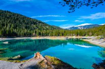 Es gibt viele Namen für diesen Bergsee. «Edelstein in der Tiefe» wird er genannt, aber auch die «Perle von Flims». Karibikblau und Piniengrün,