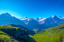 Panorama-Höhenwanderung der Superlative im Berner Oberland mit Blick auf Eiger, Mönch und Jungfrau.