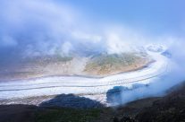 Ein Phänomen der Superlative – 23 Kilometer lang, über 80 Quadratkilometer gross, 11 Milliarden Tonnen schwer – der Grosse Aletschgletscher, der längste Gletscher der Alpen.