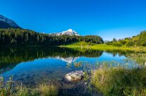 Auf der Westseite des Sees bietet ein Berggasthaus Verpflegung und Übernachtungsmöglichkeiten an. Im Bergsee kann sowohl gebadet als auch gefischt werden.