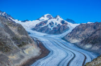 Das Aletschgebiet gehört zum UNESCO-Welterbe. Und das nicht nur, weil der „Grosse Aletschgletscher“ mit seinen unglaublichen 11 Milliarden Tonnen Eis der grösste Alpengletscher ist. Die ganze Region ist Lebensraum für viele seltene Tier- und Pflanzenarten, beispielsweise im Aletschwald, in dessen Nähe auch das Naturschutzzentrum von Pro Natura liegt.