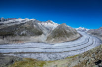 Der Grosse Aletschgletscher hat die Landschaft in der Aletsch Arena über Jahrtausende geformt. Während der letzten Eiszeit (vor etwa 18.000 Jahren) bedeckte das Eis noch die Bergrücken zwischen Bettmerhorn und Riederhorn – nur die Spitzen von Bettmerhorn und Eggishorn waren eisfrei. Erkennen lässt sich das bei einem Blick in die Natur: Während das damals eisbedeckte Gebiet durch die Gletscherbewegung wie geschliffen erscheint, weisen Bettmerhorn und Eggishorn schroffe Formen auf.