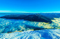 Der Rossberg schaut aus dem Nebel